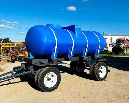 Acoplado Tanque Plastrong 8.000 Litros.