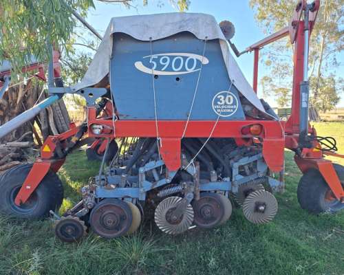 Sembradora Juber 5900 de 28 a 21cm con Alfalfero