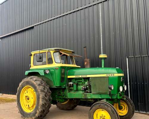 Tractor John Deere 3530.