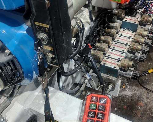 Hidrogrua Mack Vial con Control Remoto