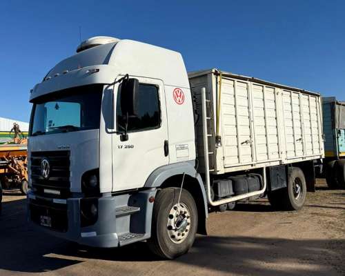 Volkswagen 17.250 Modelo 2008 + Acoplado Incluido