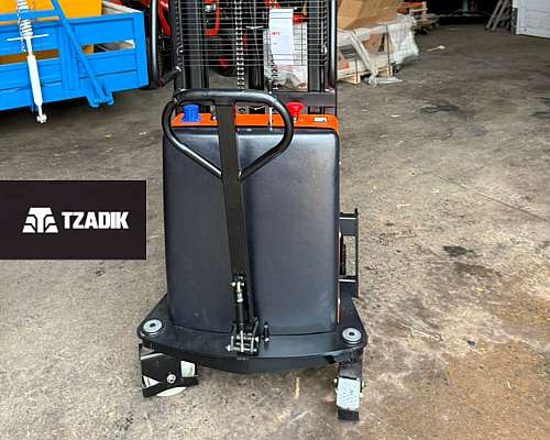 Apilador Semi Eléctrico con Bateria de Litio AE1530