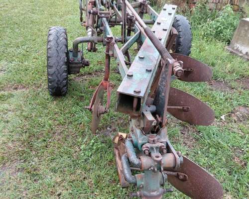 Arado de 3 Rejas Marca John Deere