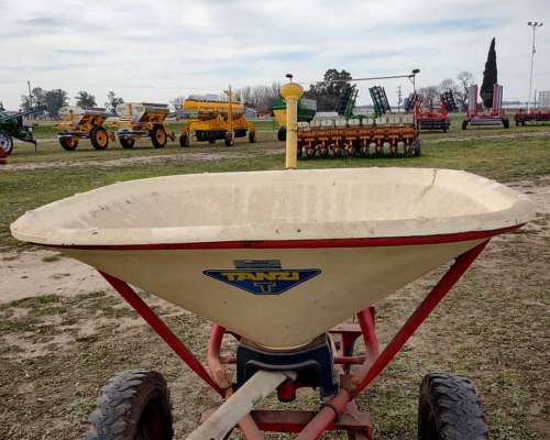 Fertilizadora Tanzi de 1000 Kilos a Péndulo