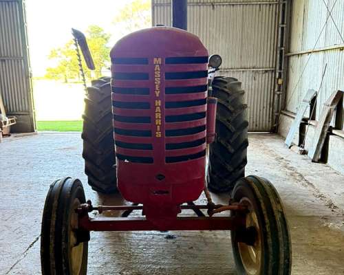 Tractor Massey Harris con Segadora para Colección