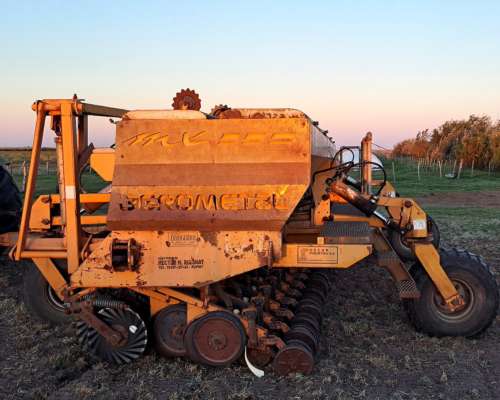 Sembradora Agrometal MX 33 a 21 Alfalfero y Fertilización