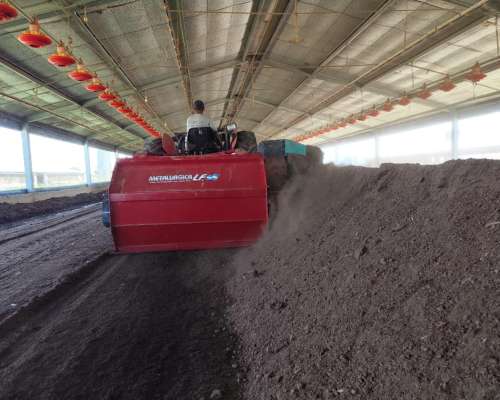 Apilador de Cama Avícola LF