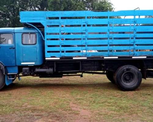 Camión Mercedes Benz 1114 con Jaula.-