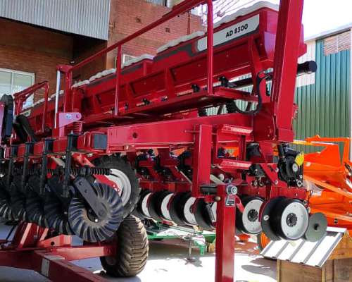 Sembradora Autotrailer Monumental AD 8300 16/52