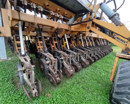 Sembradora Fabimag FG01 35 Surcos a 21 cm con Alfalfero 2009