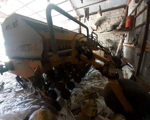 Sembradora Agrometal MX 23 a 21 con Alfalfero