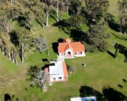 Campo con Casco Colonial