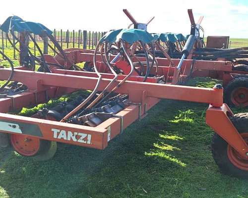 Sembradora Tanzi de 60 a 19 - Tolva 12.000 C/monitor - 2020