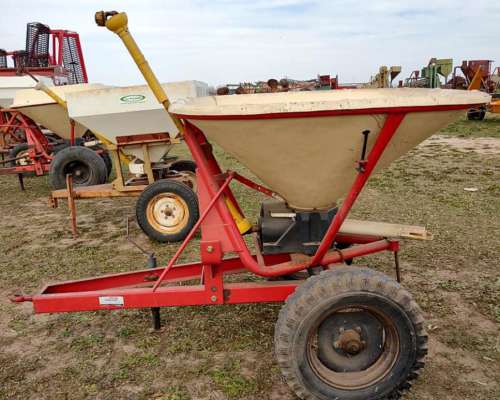 Fertilizadora Tanzi de 1000 Kilos a Péndulo