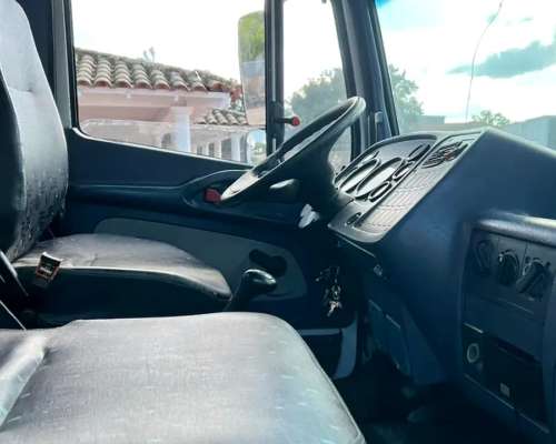Camion Mercedes Benz 712 año 1999 con Carroceria Playa