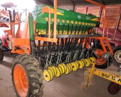 Sembradora 13 L a 17.50 con Alfalfero con Solo 20 Ha Usada