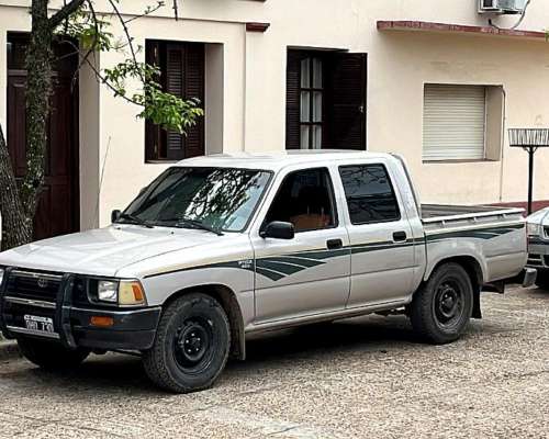 Camioneta Doble Cabina Toyota Hilux