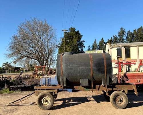 Acoplado Tanque de Apoyo de 4000 Litros con Rompeolas
