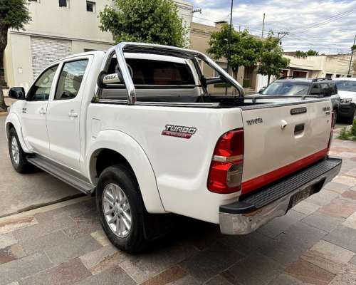 Oport. Solo 137.033 KM. Toyota Hilux SRV 4X2 C/D 3.0 Cuero