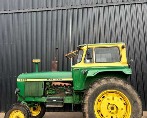 Tractor John Deere 3530.
