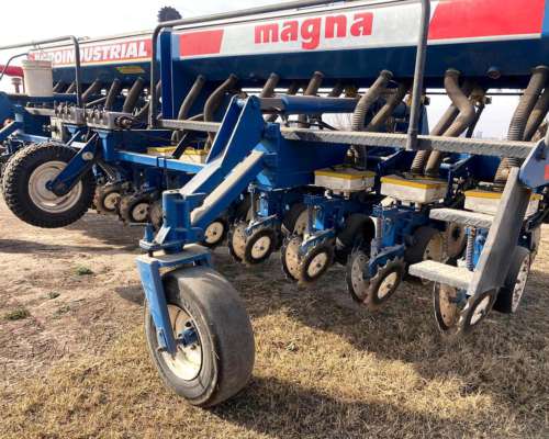 Sembradora Agroindustrial de 14 S a 52 . año 2004.