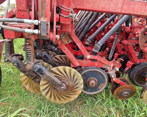 Sembradora Crucianelli Pionera III de 25 a 20 con Alfalfero