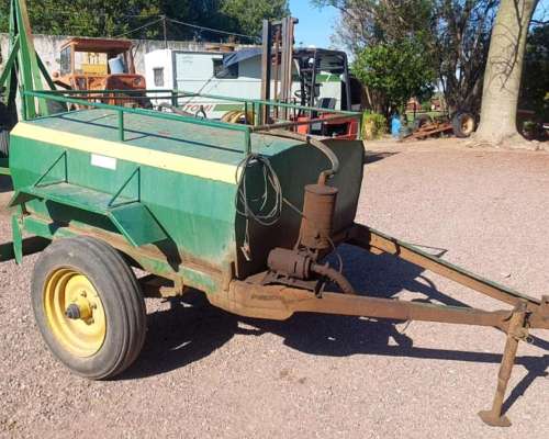 Acoplado Cisterna 1500 Litros con Bomba