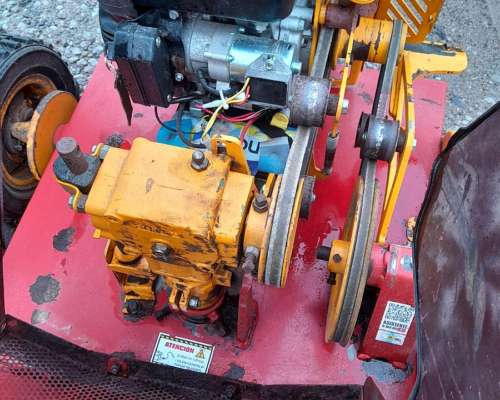 Tractor Usado Marca Roland para Cortar Pasto