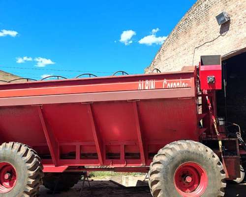 Tolva Ombú 22 TN. año 2006.