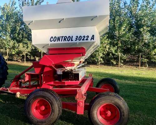 Fertilizadora Yomel. Control 3022 A. 3000 KG. y 22m Labor.