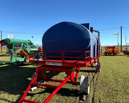 Acoplado con Tanque Plástico 8.000lts de Arequito