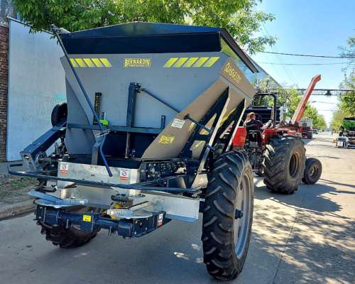 Fertilizadora Quasar 3700lts de Arrastre