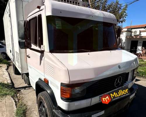 Mercedes Benz 710 año 2000 con Caja y Equipo