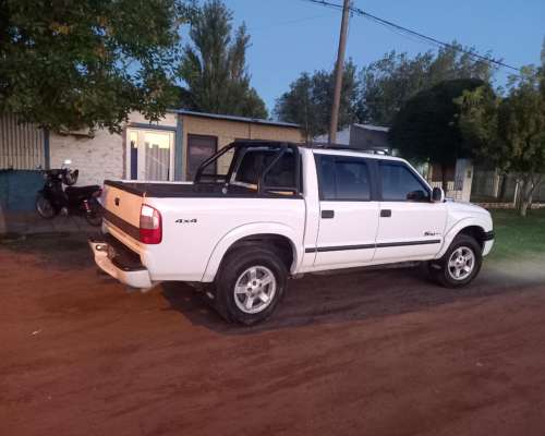 Vendo Chevrolet S10 DLX 4X4 Modelo 2006 a Bomba