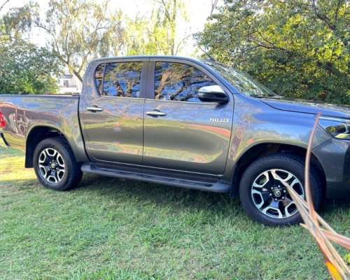 Toyota Hilux 2.8 TDI CD 4X4 SRX AT6 204cv 2022 U$37.999 Dies