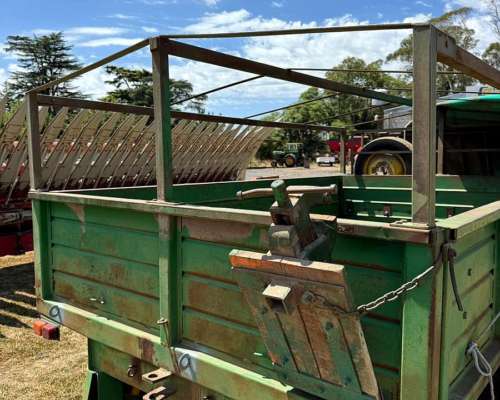 Acoplado Barandas Volcables y Multiuso de 3tn con Lona