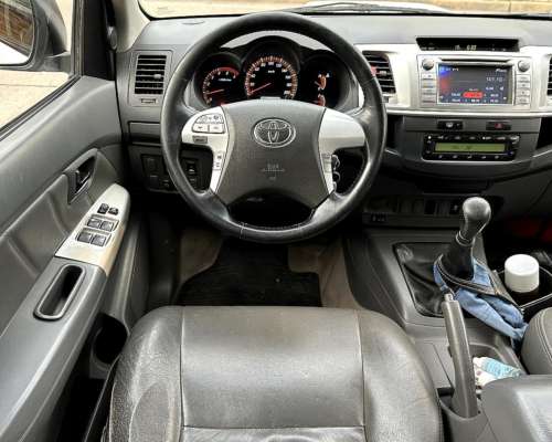 Oport. Solo 137.033 KM. Toyota Hilux SRV 4X2 C/D 3.0 Cuero