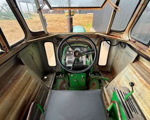 Tractor John Deere 3530.