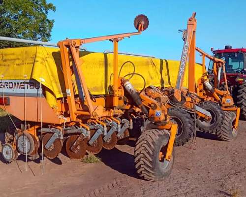 Sembradora Agrometal MX de 33 a 21 CM.