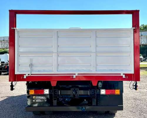 Camion Mercedes Benz L1620 año 2005 con Baranda Volcable