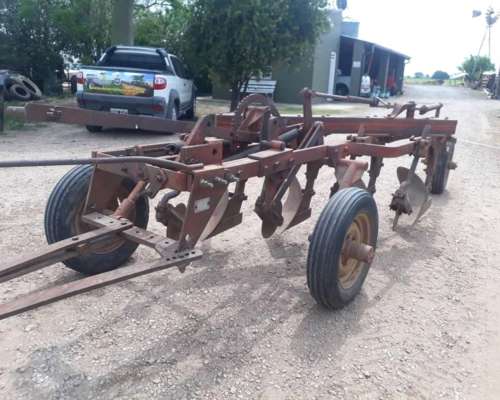 Arado 4 Rejas. Chañar. Fusible. Rueda Giratoria
