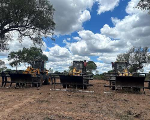 Limpieza de Campos con Máquinas Palas Cargadoras