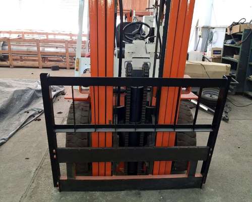 Autoelevador Nissan 4.5 Toneladas. Torre 4.30m. Rodado Doble