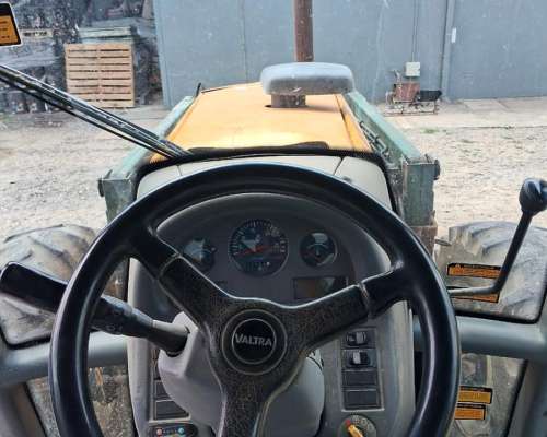 Tractor Valtra BM 110 Cabina Original con Pala