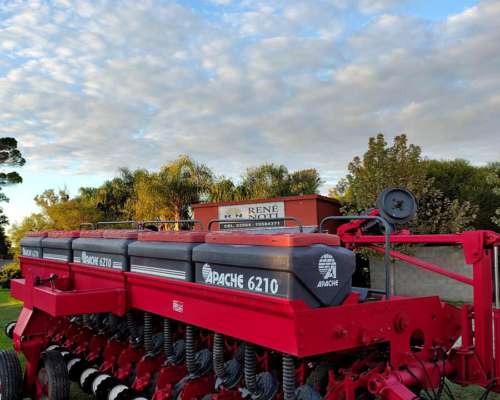 Sembradora Apache 6210 con Monitor y Fert. 16/52