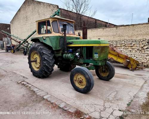 John Deere 2730 75 HP.