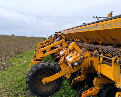 Sembradora Agrometal TX Mega de 13 a 52 Mecánica