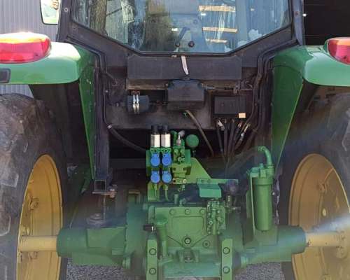 Tractor John Deere 6615 año 2006.