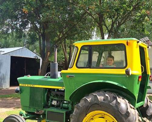 Tractor John Deere 2420 muy Cuidado y Bien Conservado