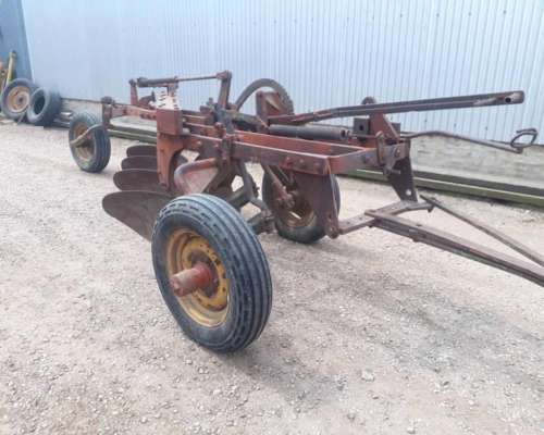 Arado 4 Rejas. Chañar. Fusible. Rueda Giratoria